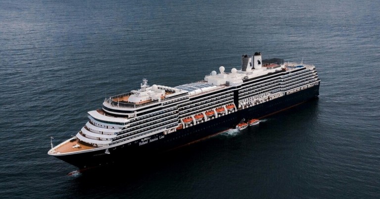 Kleines Kreuzfahrtschiff auf dem Meer von oben fotografiert