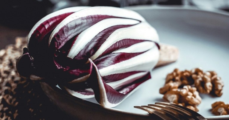 Lebensmittel mit Antioxidantien: Frischer Radicchio auf einem Teller