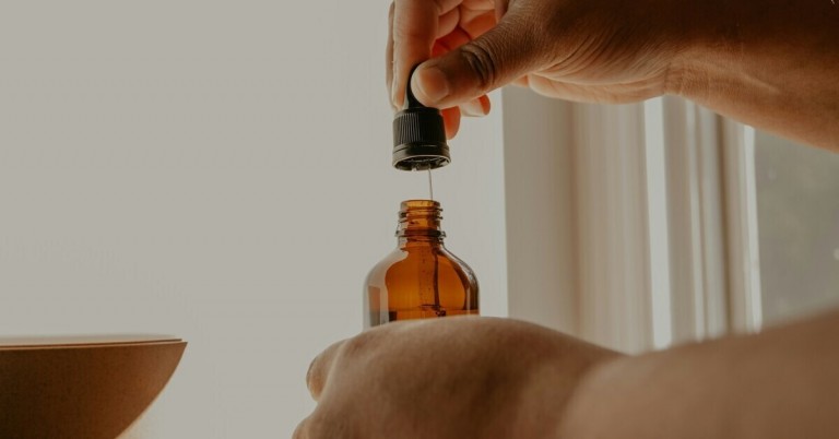 Ätherisches Öl in einer braunen Glasflasche mit Pipette