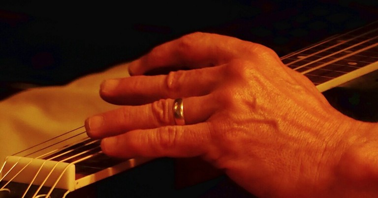 Nahaufnahme einer Hand mit belastetem Nagel und Ringfinger, eventuell Anzeichen von Nagelbelastung oder Nagelproblem