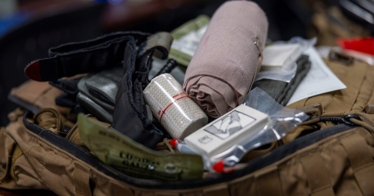 Inhalt einer Reiseapotheke mit Verbandsmaterial, Pflaster und medizinischen Utensilien