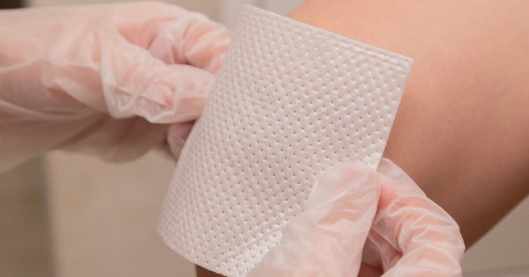 Sterile Wundversorgung mit Einmalhandschuhen und sterilem Verbandmaterial