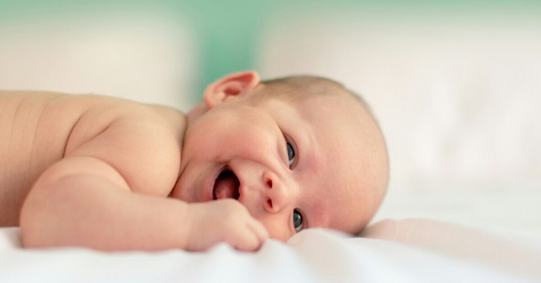 Schlafendes Baby auf einer weichen Unterlage