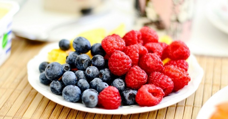 Frische Beeren, Blaubeeren und Himbeeren auf einem Teller