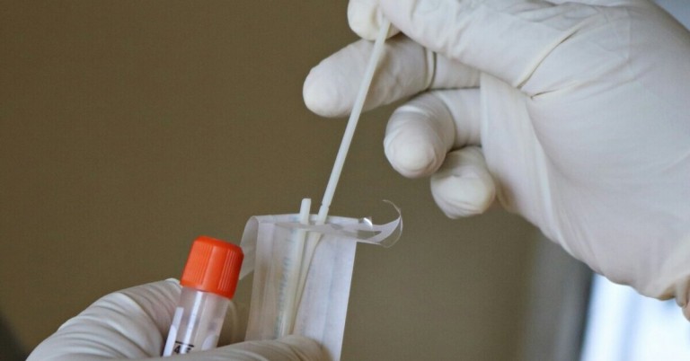Schnelltest zur Corona-Diagnose mit Teststäbchen und Probenröhrchen