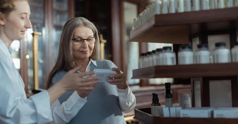 Beratung einer älteren Frau zu Kosmetikprodukten in einer Apotheke oder Drogerie