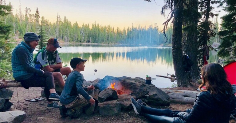 Familiencampen am See mit Lagerfeuer und Marshmallow-Grillen in der Natur