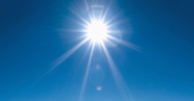 Strahlende Sonne am blauen Himmel