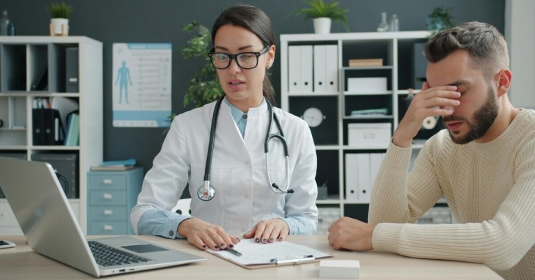 Ärztin im Gespräch mit Patient – Misstrauen in der Arztpraxis
