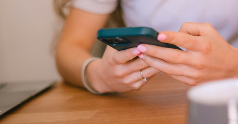 Frau recherchiert Zweitmeinung auf dem Smartphone