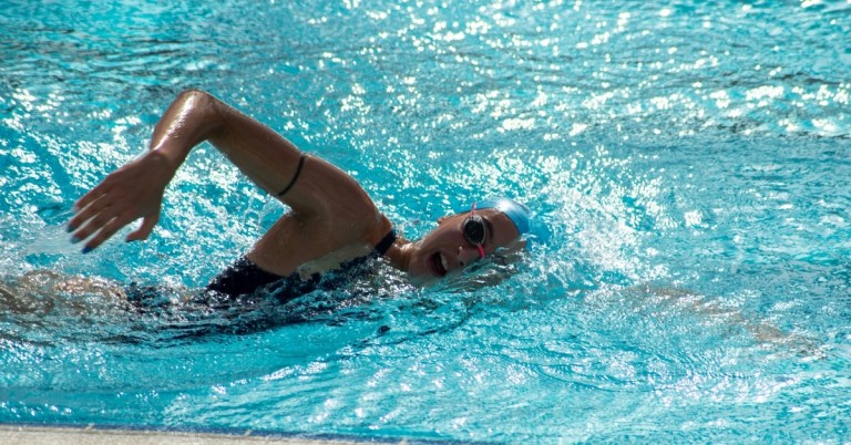 Sportlerin beim Schwimmen in Bewegung im Schwimmbecken