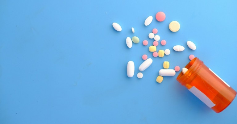 Verschiedene Medikamente und Tabletten aus der Apotheke auf blauem Hintergrund