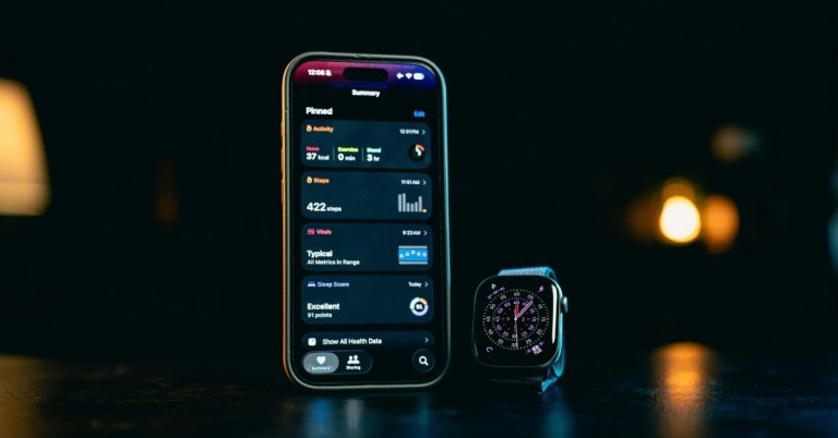 Blutdruck messen mit Smartwatch – Gesundheitsdaten auf Smartphone und Smartwatch angezeigt