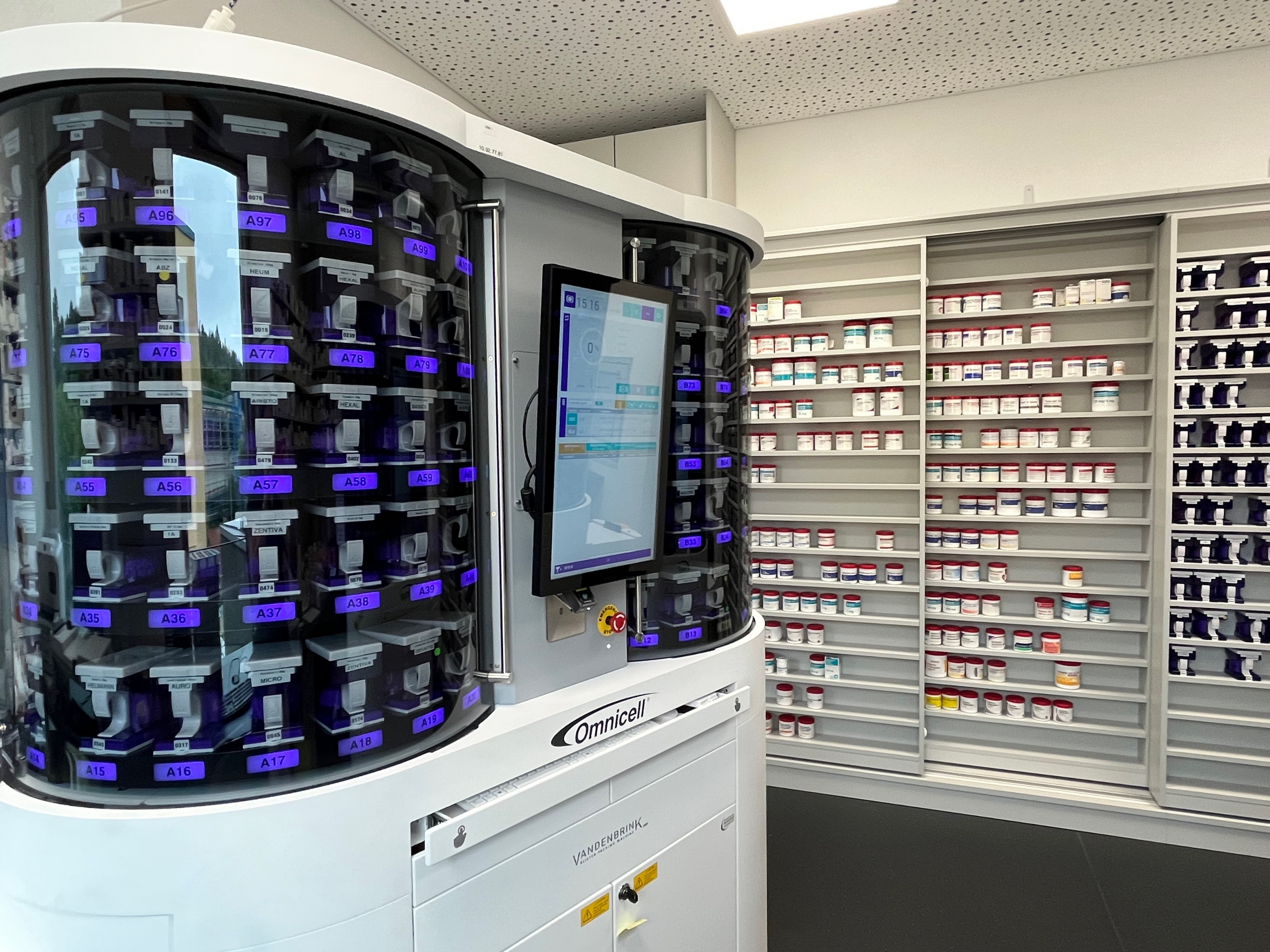 Blisterautomat im Reinraum der St. Vitus Apotheke
